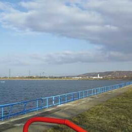 Blick vom Bad auf den Stausee: Rechts im Hintergrund ist ein Wachturm.