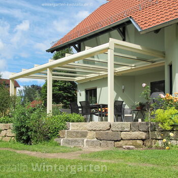 Professionelle Terrassen­überdachung mit Sonnenschutz vom Fachbetrieb in Dresden