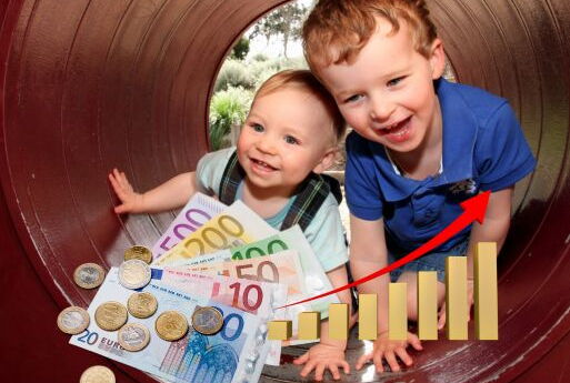 Im Hintergrund: Zwei kleine Jungs krabbeln im Kindergarten durch einen Schlauch. Im Vordergrund links: verschiedene Euroscheine und Münzen - rechts: ein Balkendiagramm mit einem nach oben zeigenden Graphen.