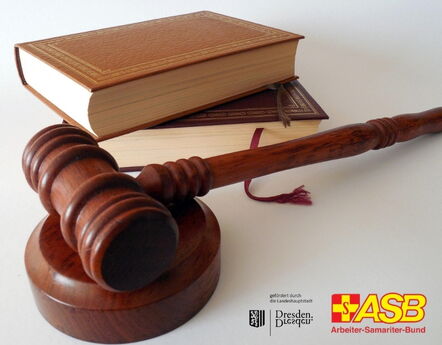 Richterhammer mit zwei Büchern