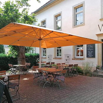 Individueller Sonnenschutz, großer Sonnenschirm für die Gastronomie