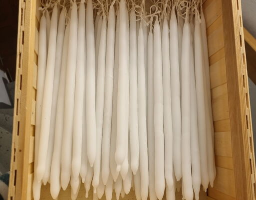 Kirche Cossebaude - gezogene Osterkerzen