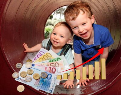 Im Hintergrund: Zwei kleine Jungs krabbeln im Kindergarten durch einen Schlauch. Im Vordergrund links: verschiedene Euroscheine und Münzen - rechts: ein Balkendiagramm mit einem nach oben zeigenden Graphen.